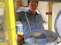 Mulia! Tukang Pentol Ini Beri Dagangannya Gratis untuk Anak Yatim