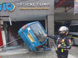 Angkot Tabrak Pejalan Kaki hingga Seruduk Kios di Depok, Korban Dibawa ke RS Angkot Tabrak Pejalan Kaki hingga Seruduk Kios di Depok, Korban Dibawa ke RS