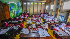 Bangunan Sekolah Rusak, Siswa SDN Suci Serang Pasrah Belajar di Kantin