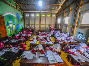 Bangunan Sekolah Rusak, Siswa SDN Suci Serang Pasrah Belajar di Kantin