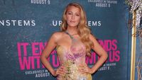 Foto: Gaya Blake Lively Pakai Gaun Britney Spears dari 20 Tahun Lalu