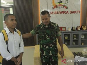 Karena Tentara Adalah Satu-satunya Mimpi Joni Si Pemanjat Tiang Bendera Karena Tentara Adalah Satu-satunya Mimpi Joni Si Pemanjat Tiang Bendera