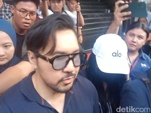 David Bayu Setia Dampingi Anak Terkait Kasus Video Syur David Bayu Setia Dampingi Anak Terkait Kasus Video Syur