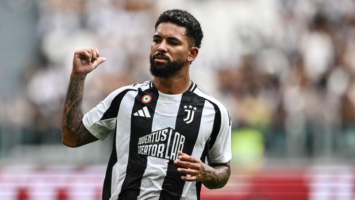 TURIN, ITALY - AUGUST 06: Douglas Luiz of Juventus react during the Pre-season Friendly Match between Juventus v Juventus Next Gen at Allianz Stadium on August 06, 2024 in Turin, Italy. (Photo by Image Photo Agency/Getty Images)