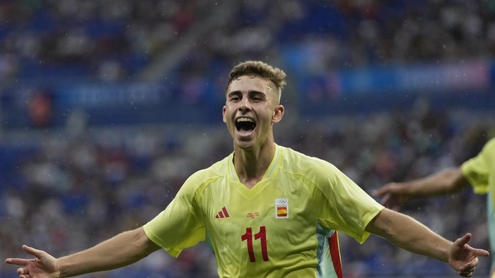 Spain's Fermin Lopez celebrates after scoring his side's 2nd goal during the men's quarter final soccer match between Japan and Spain at the Lyon stadium during the 2024 Summer Olympics, Friday, Aug. 2, 2024, in Decines, France. (AP Photo/Silvia Izquierdo)