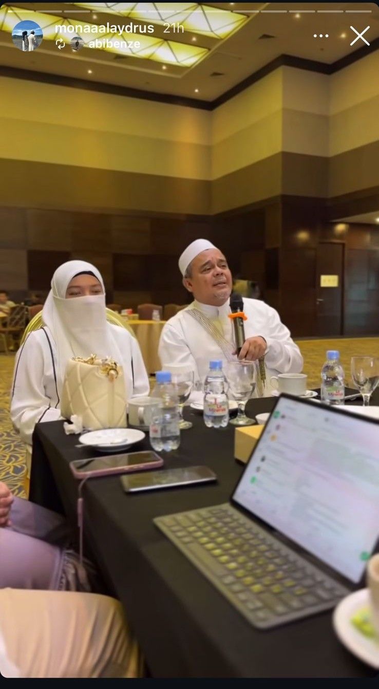 Momen Habib Rizieq ditemani istri daun muda