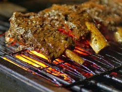 Gede Banget! 5 Tempat Makan Ini Punya Iga Bakar Potongan Super Jumbo