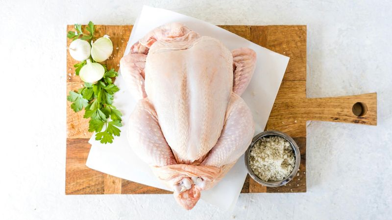 Ilustrasi daging ayam utuh