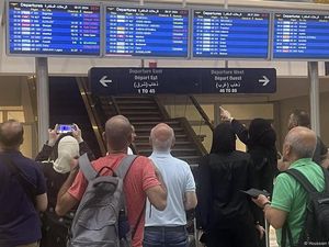 Israel-Iran Tegang, Bandara di Lebanon Kacau Balau