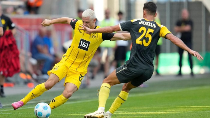 ALTACH, AUSTRIA - AUGUST 6: Julian Ryerson of Borussia Dortmund and Sergi Cardona of Villarreal CF fight for the ball during the pre-season friendly match between Borussia Dortmund and Villarreal CF at Cashpoint Arena on August 6, 2024 in Altach, Austria. (Photo by Carsten Harz/Getty Images)