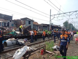 KAI Sapu Jalur Kemayoran-Priok Usai Viral Warga Buang Sampah ke Kereta