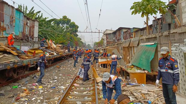 KAI bersama petugas gabungan membersihkan sampah di area jalur kereta api (KA) dari Kemayoran, Jakarta Pusat hingga Tanjung Priok, Jakarta Utara. (dok KAI Daop 1)