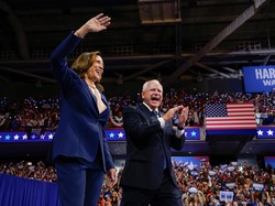 Momen Kamala Harris Ajak Tim Walz Jadi Cawapres Via Telepon