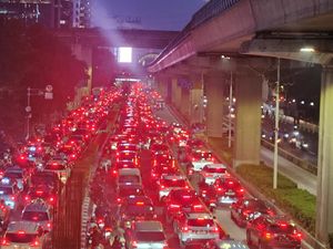 Penampakan Macet Parah di Kuningan Jaksel karena Pipa Gas Bocor