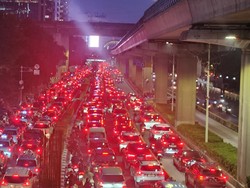 Penampakan Macet Parah di Kuningan Jaksel karena Pipa Gas Bocor