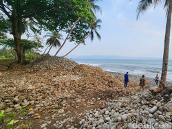 Begini Penampakan Batu Hasil Pengerukan di Sempadan Pantai Cikakak