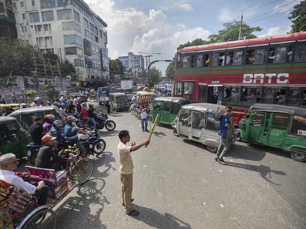 Mahasiswa Atur Lalu Lintas Saat Polisi Menghilang di Bangladesh