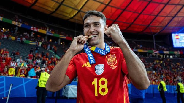  Martin Zubimendi of Spain celebrates with a medal during the UEFA EURO 2024 final match between Spain and England at Olympiastadion on July 14, 2024 in Berlin, Germany. (Photo by Sebastian Frej/MB Media/Getty Images)