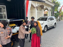 Emak-emak Sidoarjo Serbu Mobil Dapur Lapangan yang Bagikan Sayur Gratis