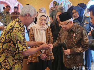 Momen Maruf dan Istri Belajar Bikin Gerabah di Museum Timbul Raharjo Bantul Momen Maruf dan Istri Belajar Bikin Gerabah di Museum Timbul Raharjo Bantul