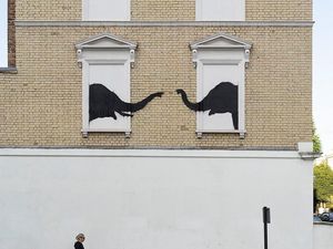 Banksy Muncul Lagi dengan Siluet Hitam Dua Belalai Gajah di Jendela Banksy Muncul Lagi dengan Siluet Hitam Dua Belalai Gajah di Jendela