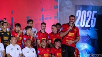 Sebanyak 29 pemain diperkenalkan untuk mengarungi musim depan, mereka juga tampak langsung mengenakan jersey terbarunya. Pada musim depan Persija tetap memakai warna merah untuk home, putih dan hitam untuk away.