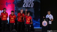 Manajer Persija Jakarta, Bambang Pamungkas memimpin langsung peluncuran skuad itu di Jakarta International Stadium, Rabu (7/8/2024). Bepe sapaan akrabnya, bahkan memanggil satu per satu penggawa Macan Kemayoran untuk naik ke panggung.