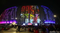 Tampak halaman luar stadion digunakan sebagai layar tancap untuk memperkenalkan tim, tak sendiri pemain ke-12 The Jak Mania juga turut hadir.