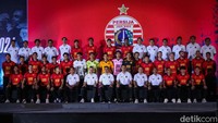 Skuad dan official tim Persija Jakarta musim 2024 berfoto usai diperkenalkan perdana di Stadion JIS, Jakarta.