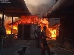 Pasar Gentong Paron Ngawi Terbakar Hebat, 20 Kios Ludes Dilalap Api