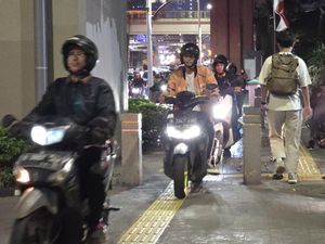 Lalin Gatsu Jaksel Macet Parah gegara Gas Bocor, Pemotor Terobos Trotoar