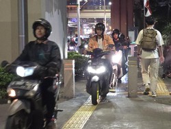 Lalin Gatsu Jaksel Macet Parah gegara Gas Bocor, Pemotor Terobos Trotoar