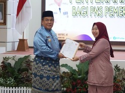 Pj Gubernur Riau Serahkan SK Pensiun ke 49 PNS: Terima Kasih Pengabdiannya