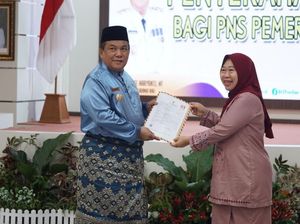 Pj Gubernur Riau Serahkan SK Pensiun ke 49 PNS: Terima Kasih Pengabdiannya Pj Gubernur Riau Serahkan SK Pensiun ke 49 PNS: Terima Kasih Pengabdiannya