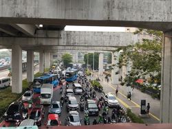 Video: Banjir di Cawang Surut, Lalin Arah Sunter Macet
