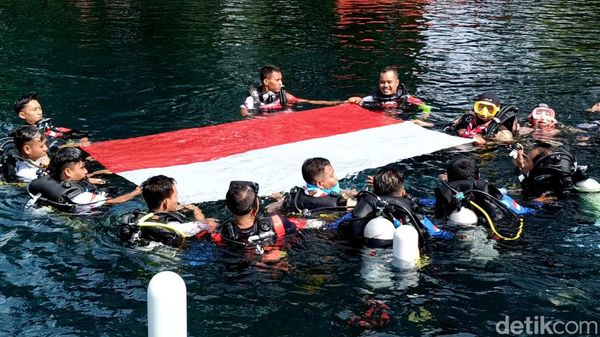 Pengibaran Bendera Merah Putih di Dasar Ranu Ronggojalu Probolinggo