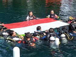 Bendera Merah Putih Berkibar di Dasar Ranu Ronggojalu Probolinggo