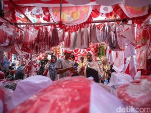 Pernak-pernik HUT RI Mulai Diburu Warga