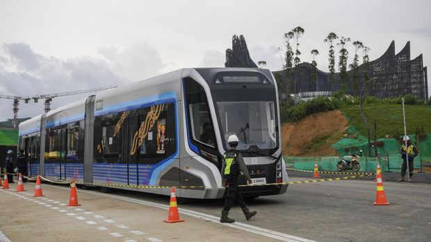 Petugas keamanan melangkah di depan gerbong kereta otonom di IKN, Penajam Paser Utara, Kalimantan Timur, Selasa (6/8/2024). Menurut Dirjen Perkeretaapian Kementerian Perhubungan (Kemenhub) Mohamad Risal Wasal, uji kepantasan jalan kereta otonom tersebut bakal berjalan selama lima hari untuk penyesuaian medan jalan nan dilalui saat seremoni HUT Ke-79 Kemerdekaan RI. ANTARA FOTO/M Risyal Hidayat/aww.