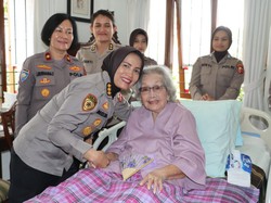 Jelang HUT ke-76, Polwan Anjangsana ke Rumah Meri Hoegeng