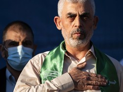 Video Pemimpin Hamas Yahya Sinwar Tertangkap Kamera Drone Sesaat Sebelum Tewas
