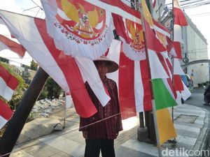 Cerita Roni Telah Puluhan Tahun Berjualan Bendera Merah Putih