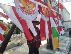 Cerita Roni Telah Puluhan Tahun Berjualan Bendera Merah Putih