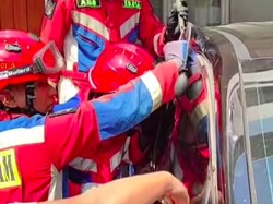 Aksi 10 Menit Damkar Evakuasi Bocah Terkunci dalam Mobil di Jaktim