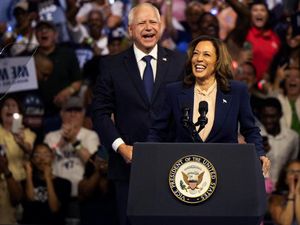 Siapa Tim Walz, Cawapres Pilihan Kamala Harris di Pemilu AS?