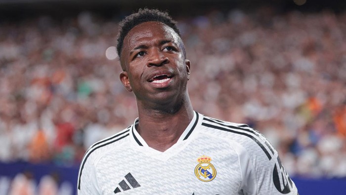 Aug 3, 2024; East Rutherford, NJ, USA; Real Madrid forward Vinicius Junior (7) looks up during the second half of an international friendly against Barcelona at MetLife Stadium. Mandatory Credit: Vincent Carchietta-USA TODAY Sports