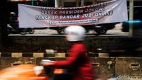 Spanduk Desak Jokowi Tangkap Bandar Judol Muncul di Jakarta