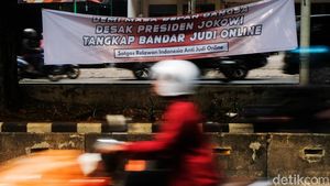 Spanduk Desak Jokowi Tangkap Bandar Judol Muncul di Jakarta