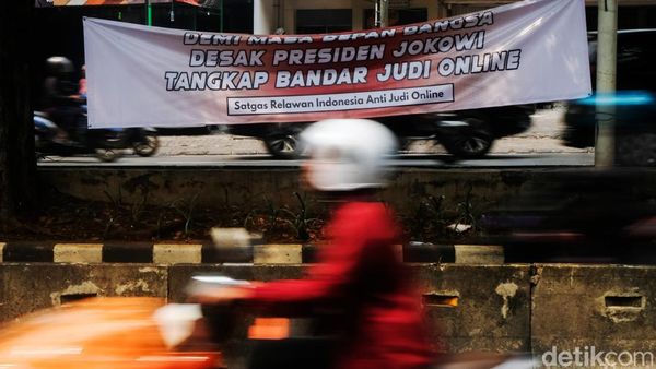 Spanduk Desak Jokowi Tangkap Bandar Judol Muncul di Jakarta