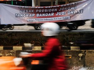 Spanduk Desak Jokowi Tangkap Bandar Judol Muncul di Jakarta Spanduk Desak Jokowi Tangkap Bandar Judol Muncul di Jakarta